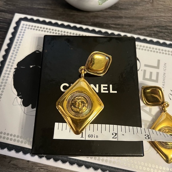 RARE! Chanel Vintage Gold CC Diamond Shape Dangle Clip On Earrings - Picture 8 of 11